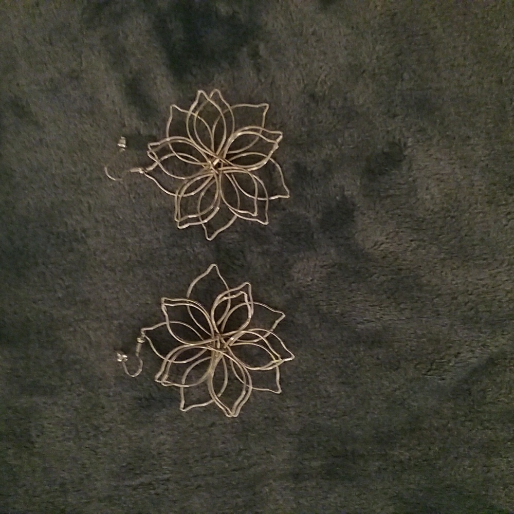 Elegant Silver Flower Earrings.  $4.99 SHIPPING!!